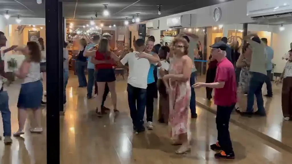 Salão cheio de gente dançando a dois no Espaço Gafieira