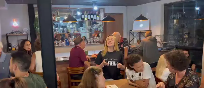 Alunos e amigos conversando nas mesas do Gafieira Bistrô