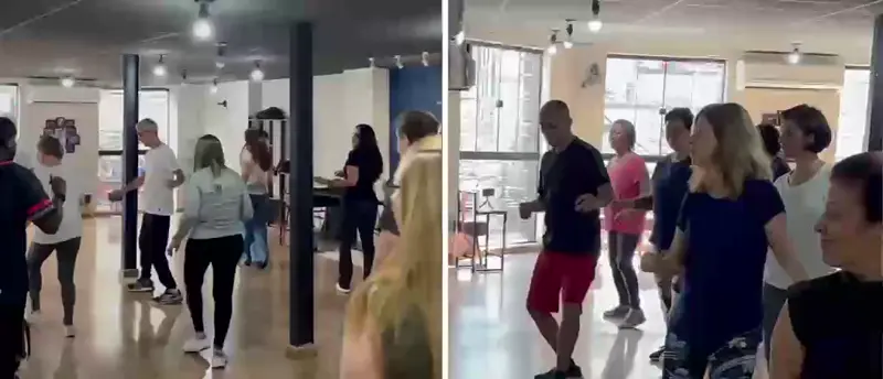 Turma de ritmo solo dançando no salão